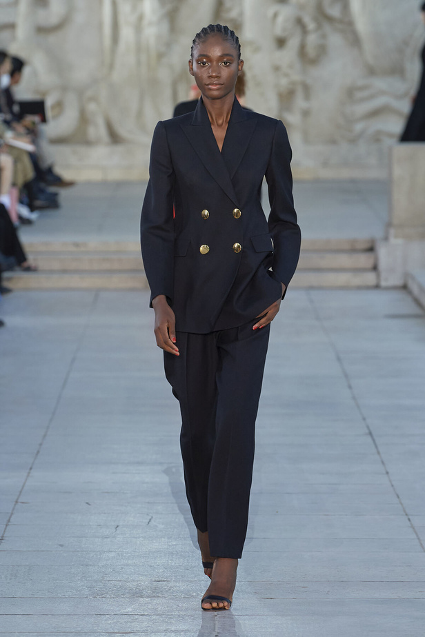 مجموعة Akris لربيع وصيف 2023.. عودة الى اللون الذهبي والدانتيل