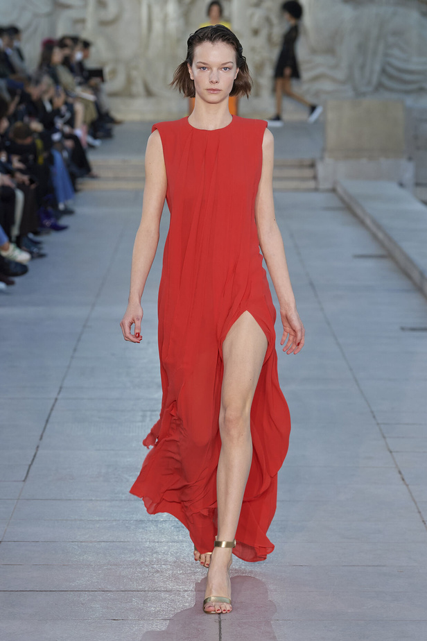 مجموعة Akris لربيع وصيف 2023.. عودة الى اللون الذهبي والدانتيل