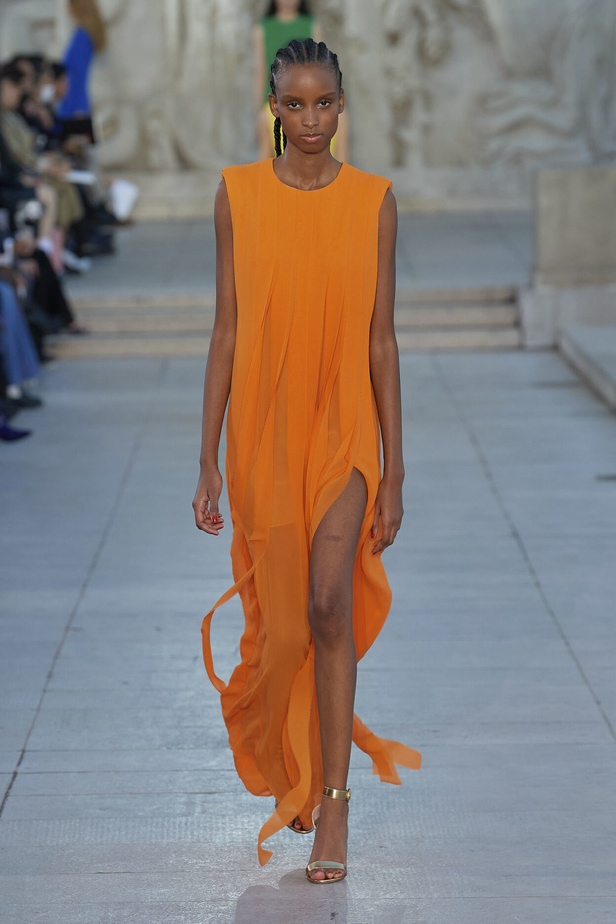 مجموعة Akris لربيع وصيف 2023.. عودة الى اللون الذهبي والدانتيل