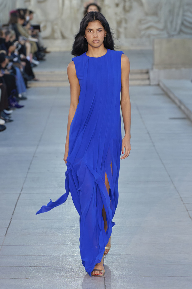 مجموعة Akris لربيع وصيف 2023.. عودة الى اللون الذهبي والدانتيل