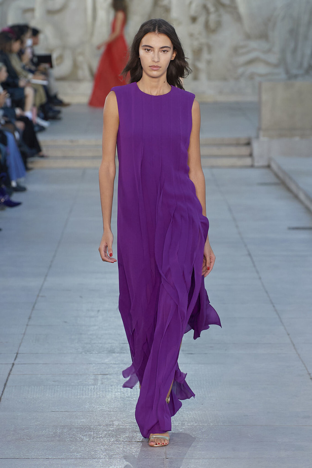 مجموعة Akris لربيع وصيف 2023.. عودة الى اللون الذهبي والدانتيل