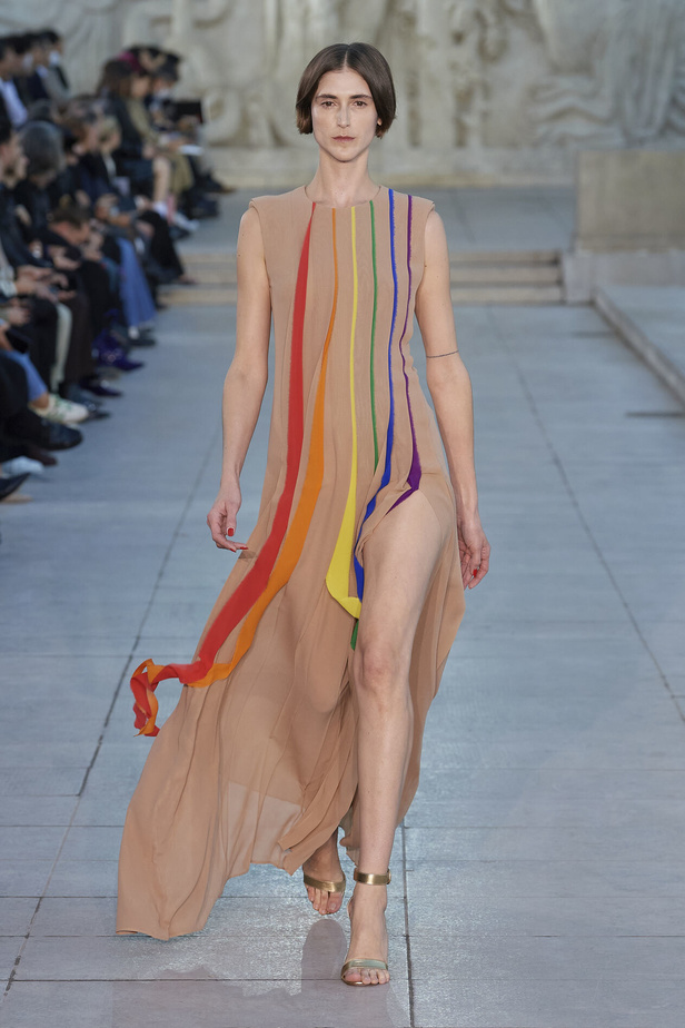 مجموعة Akris لربيع وصيف 2023.. عودة الى اللون الذهبي والدانتيل