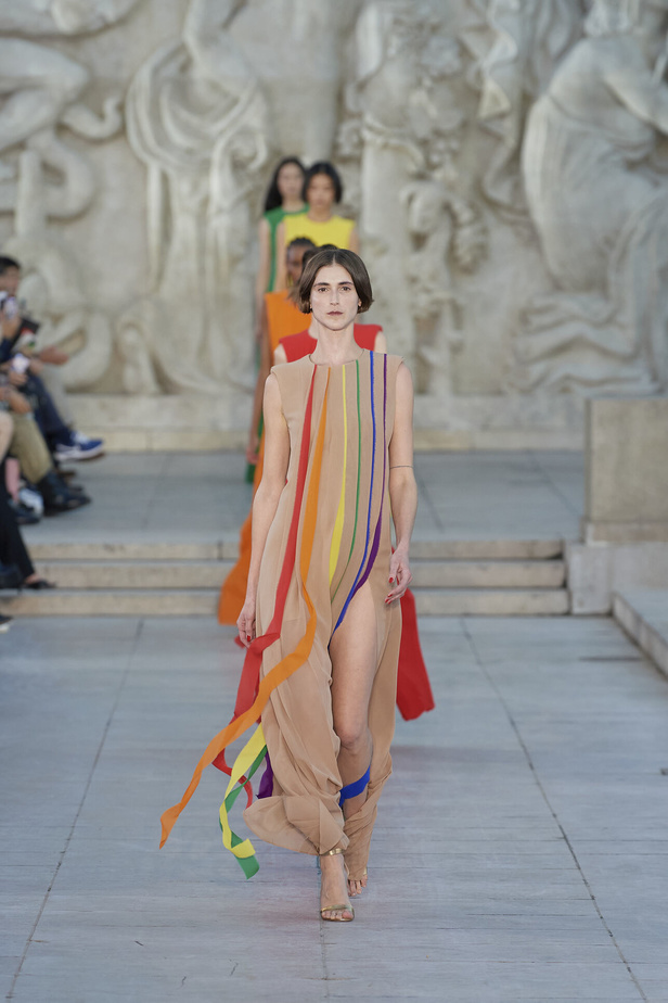 مجموعة Akris لربيع وصيف 2023.. عودة الى اللون الذهبي والدانتيل