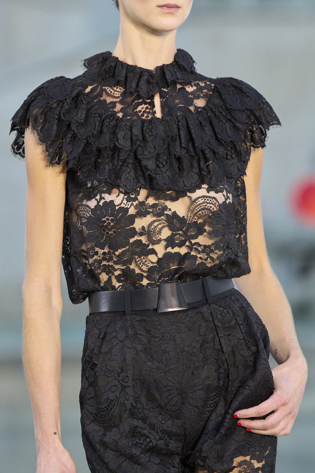 مجموعة Akris لربيع وصيف 2023.. عودة الى اللون الذهبي والدانتيل