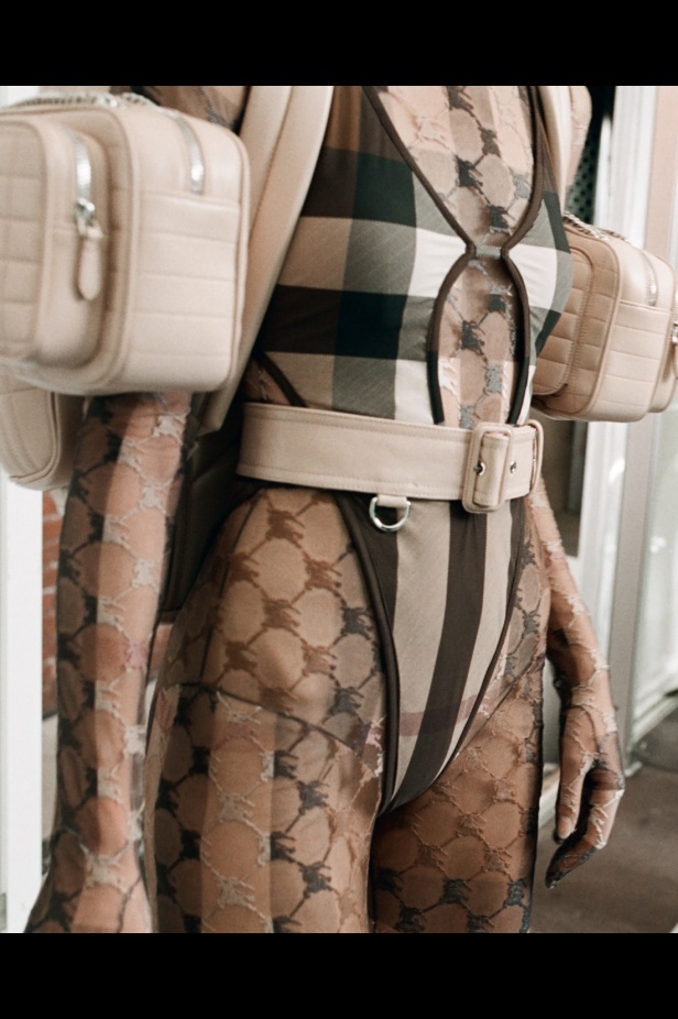 مجموعة Burberry لربيع 2023 أناقة صيفية بلمسة بريطانية 