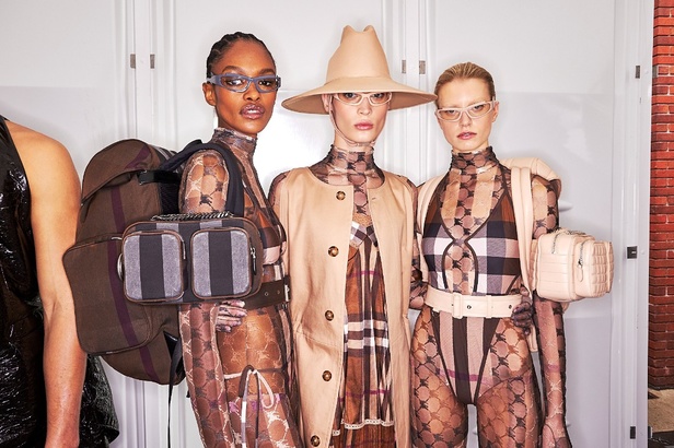 مجموعة Burberry لربيع 2023 أناقة صيفية بلمسة بريطانية 