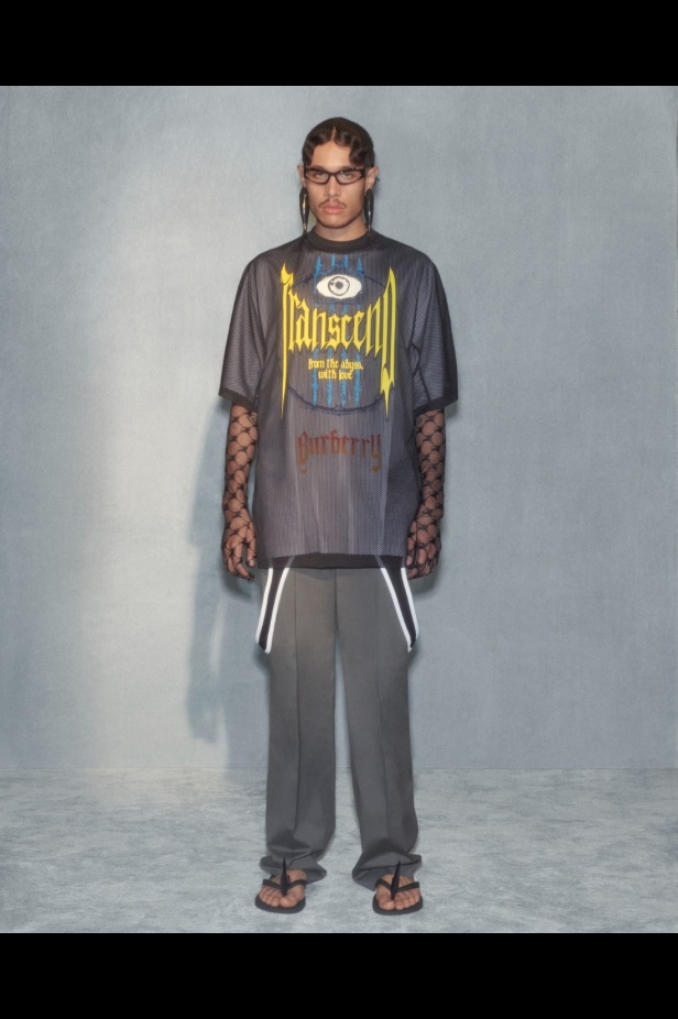 مجموعة Burberry لربيع 2023 أناقة صيفية بلمسة بريطانية 