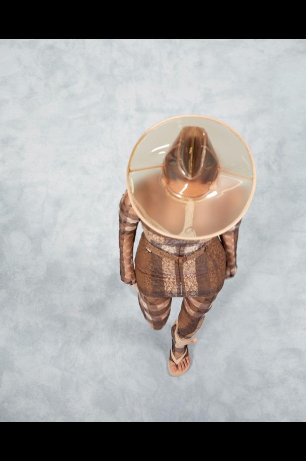 مجموعة Burberry لربيع 2023 أناقة صيفية بلمسة بريطانية 