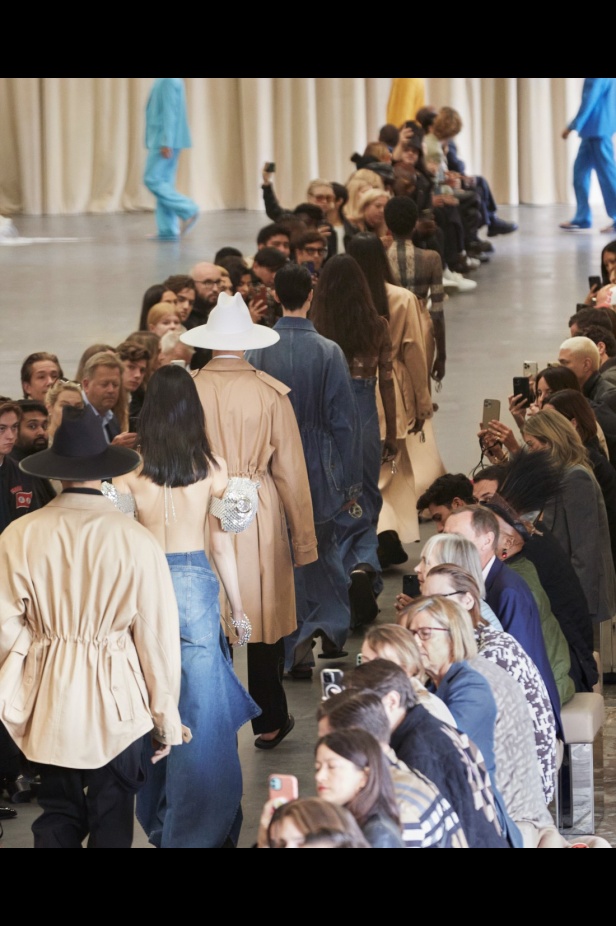 مجموعة Burberry لربيع 2023 أناقة صيفية بلمسة بريطانية 