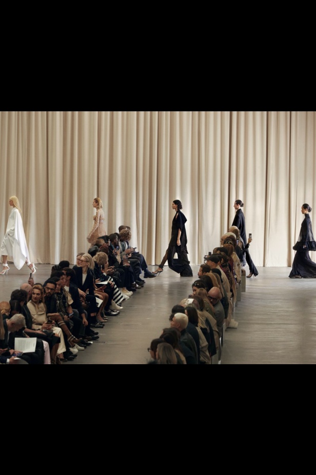 مجموعة Burberry لربيع 2023 أناقة صيفية بلمسة بريطانية 