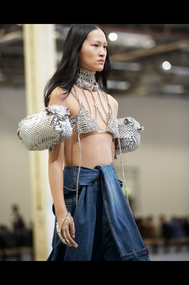 مجموعة Burberry لربيع 2023 أناقة صيفية بلمسة بريطانية 