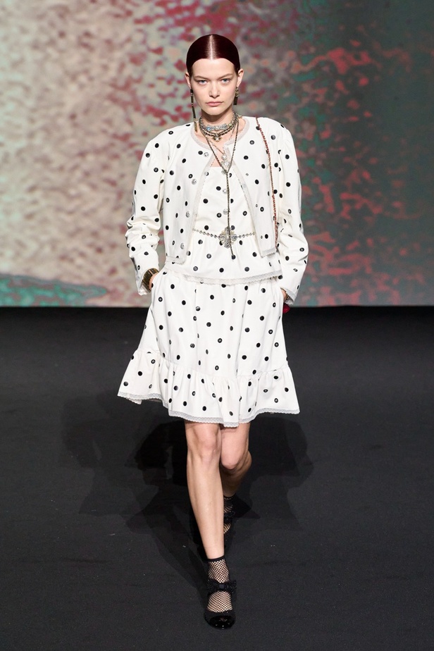 مجموعة CHANEL لربيع 2023 تترجم السحر السينمائي وتستكشف حرية المرأة وأنوثتها