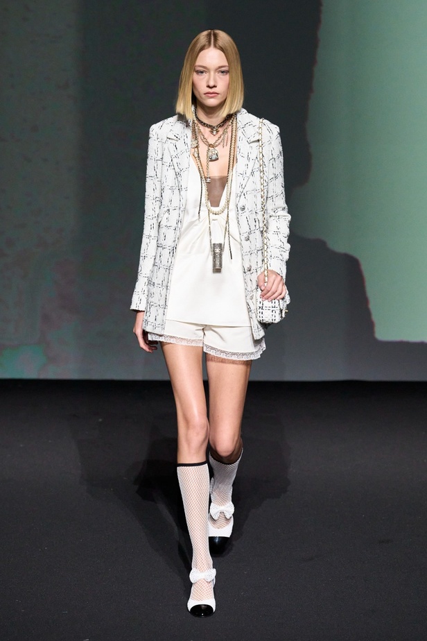 مجموعة CHANEL لربيع 2023 تترجم السحر السينمائي وتستكشف حرية المرأة وأنوثتها