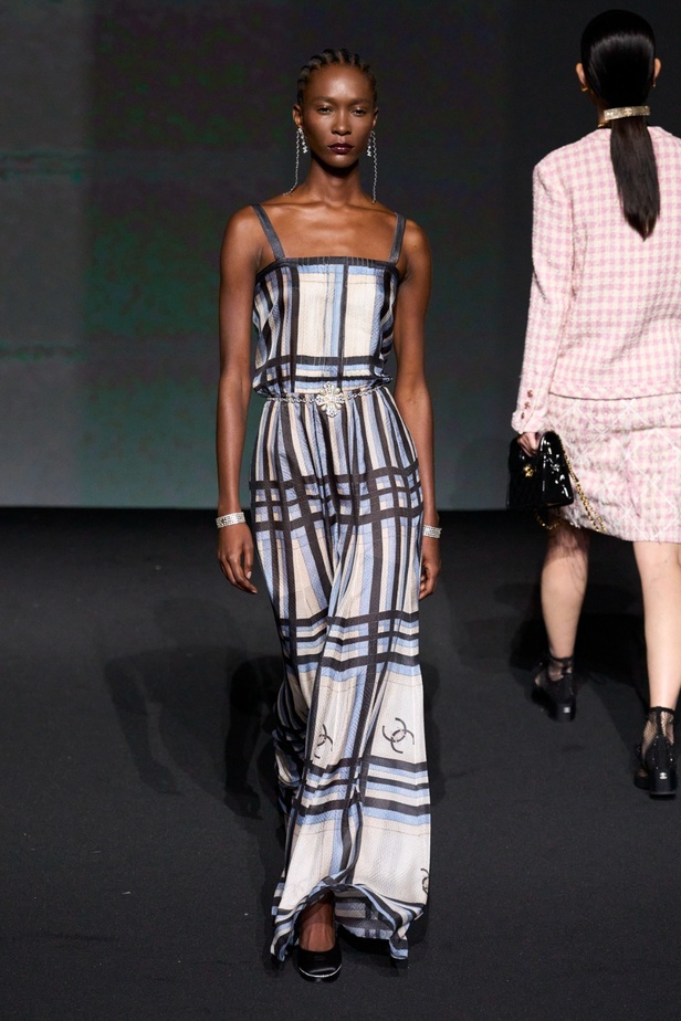مجموعة CHANEL لربيع 2023 تترجم السحر السينمائي وتستكشف حرية المرأة وأنوثتها