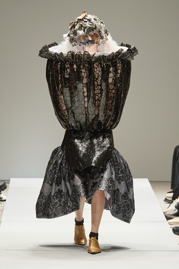 مجموعة Comme des Garçons لموسم ربيع وصيف 2023