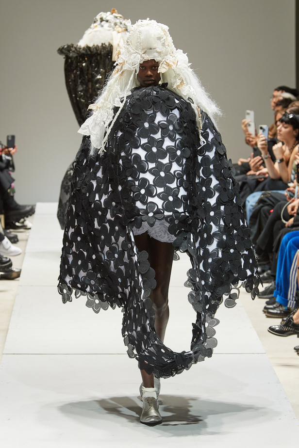 مجموعة Comme des Garçons لموسم ربيع وصيف 2023