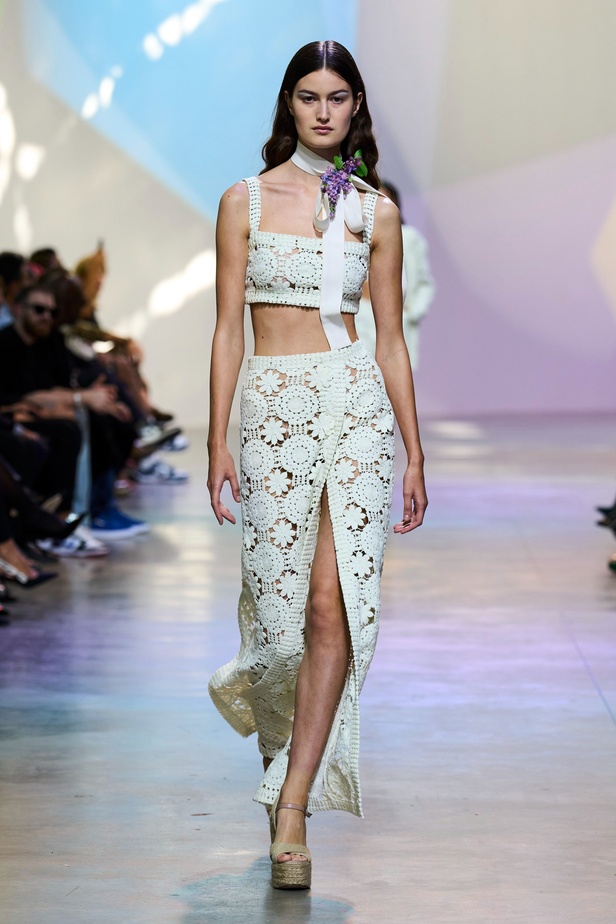 مجموعة Elie Saab لربيع وصيف 2023 تحاكي المرأة المعتدّة بخياراتها والفارضة لأنوثتها