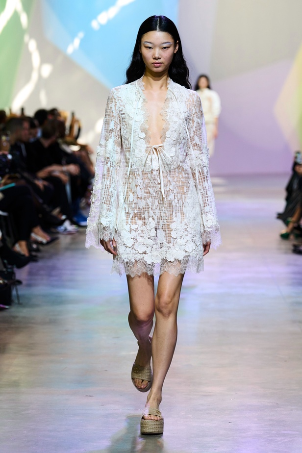 مجموعة Elie Saab لربيع وصيف 2023 تحاكي المرأة المعتدّة بخياراتها والفارضة لأنوثتها