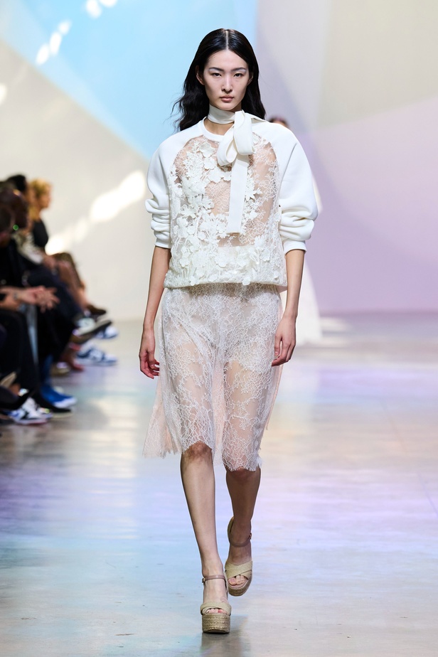 مجموعة Elie Saab لربيع وصيف 2023 تحاكي المرأة المعتدّة بخياراتها والفارضة لأنوثتها