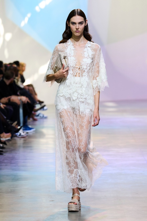 مجموعة Elie Saab لربيع وصيف 2023 تحاكي المرأة المعتدّة بخياراتها والفارضة لأنوثتها