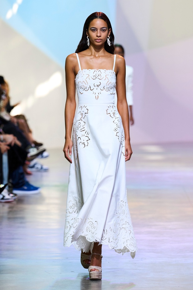 مجموعة Elie Saab لربيع وصيف 2023 تحاكي المرأة المعتدّة بخياراتها والفارضة لأنوثتها