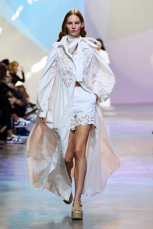 مجموعة Elie Saab لربيع وصيف 2023 تحاكي المرأة المعتدّة بخياراتها والفارضة لأنوثتها