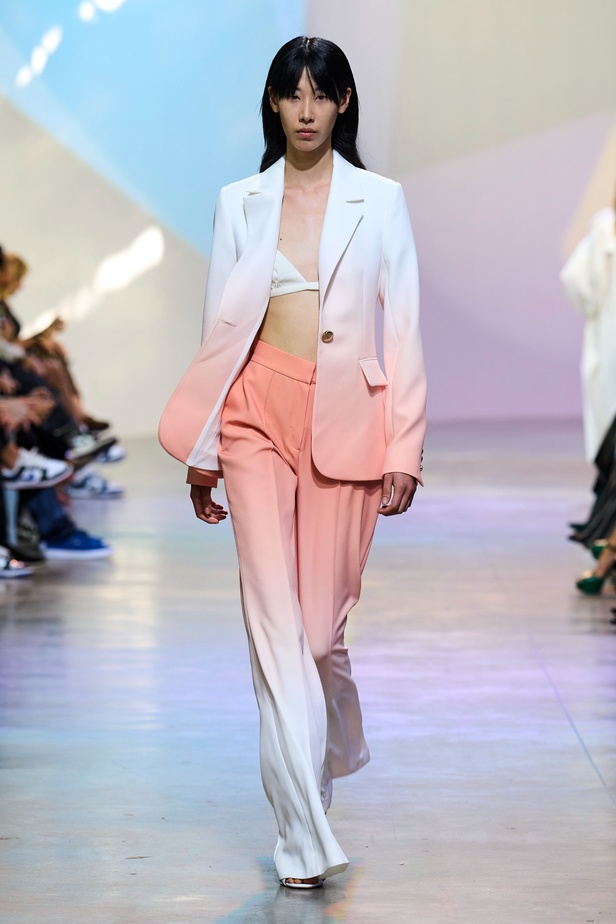 مجموعة Elie Saab لربيع وصيف 2023 تحاكي المرأة المعتدّة بخياراتها والفارضة لأنوثتها