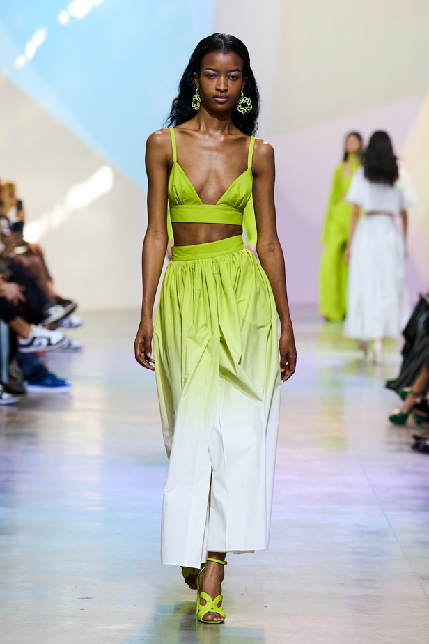 مجموعة Elie Saab لربيع وصيف 2023 تحاكي المرأة المعتدّة بخياراتها والفارضة لأنوثتها