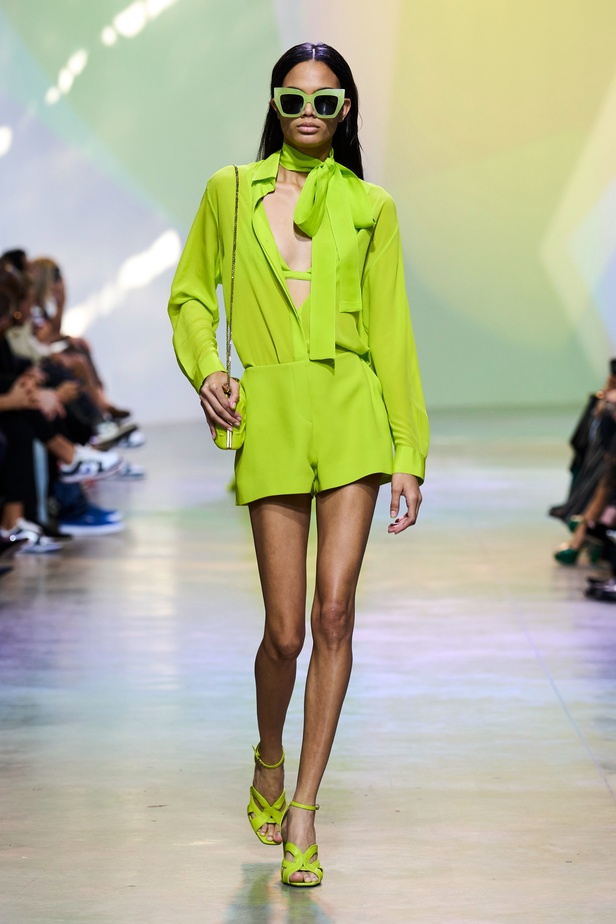 مجموعة Elie Saab لربيع وصيف 2023 تحاكي المرأة المعتدّة بخياراتها والفارضة لأنوثتها