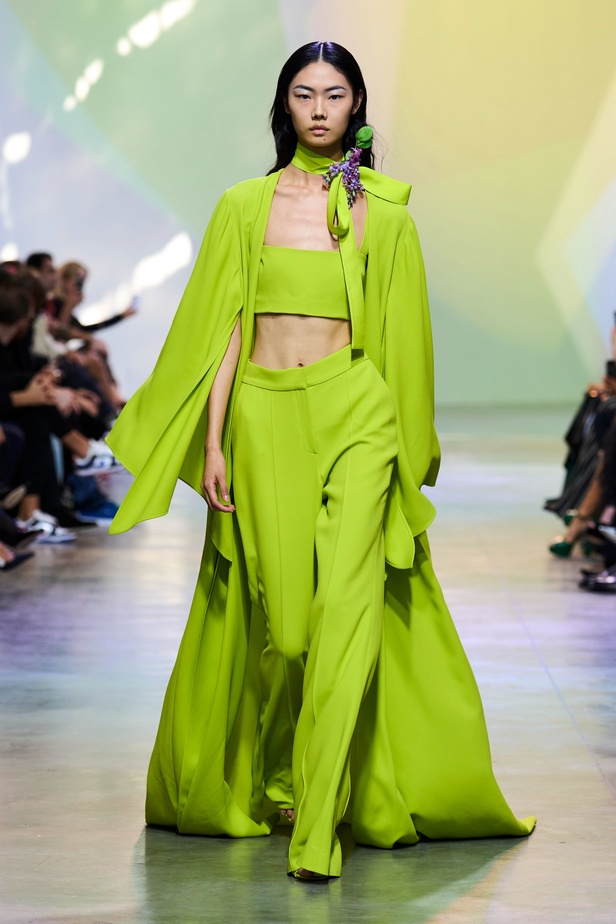 مجموعة Elie Saab لربيع وصيف 2023 تحاكي المرأة المعتدّة بخياراتها والفارضة لأنوثتها