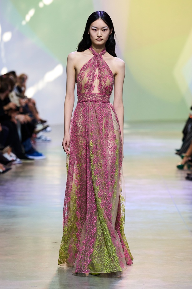 مجموعة Elie Saab لربيع وصيف 2023 تحاكي المرأة المعتدّة بخياراتها والفارضة لأنوثتها