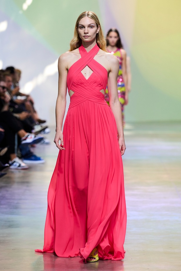 مجموعة Elie Saab لربيع وصيف 2023 تحاكي المرأة المعتدّة بخياراتها والفارضة لأنوثتها