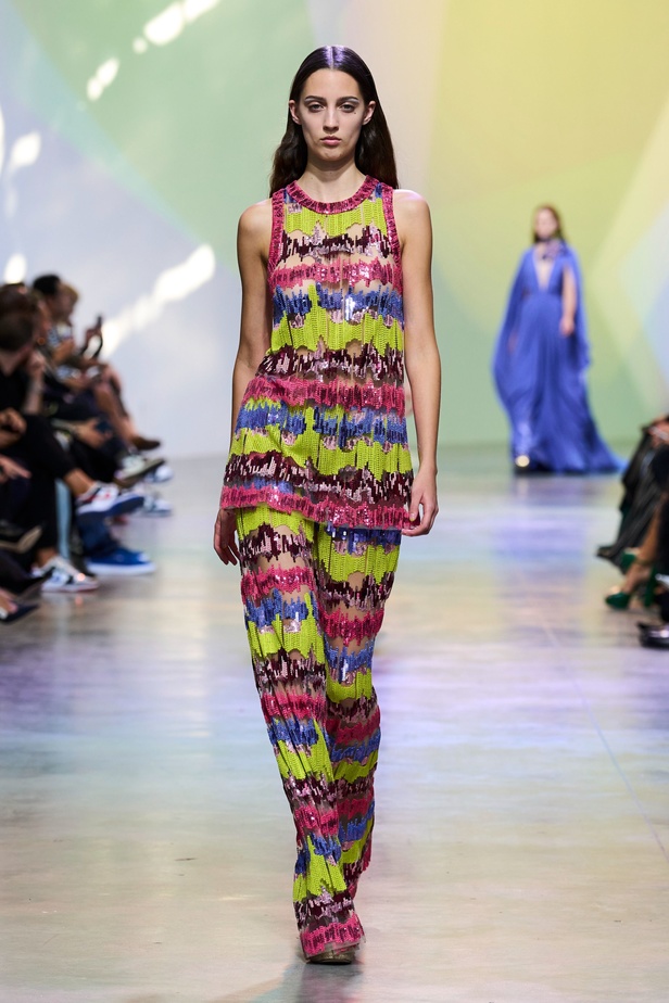 مجموعة Elie Saab لربيع وصيف 2023 تحاكي المرأة المعتدّة بخياراتها والفارضة لأنوثتها