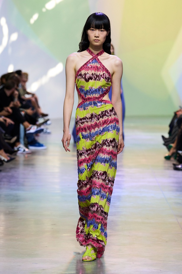 مجموعة Elie Saab لربيع وصيف 2023 تحاكي المرأة المعتدّة بخياراتها والفارضة لأنوثتها