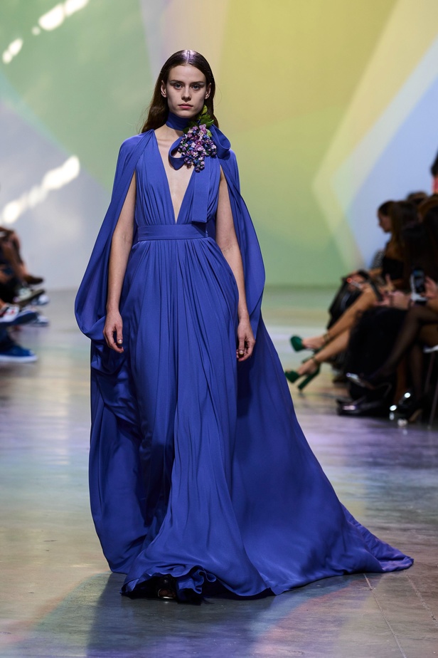 مجموعة Elie Saab لربيع وصيف 2023 تحاكي المرأة المعتدّة بخياراتها والفارضة لأنوثتها