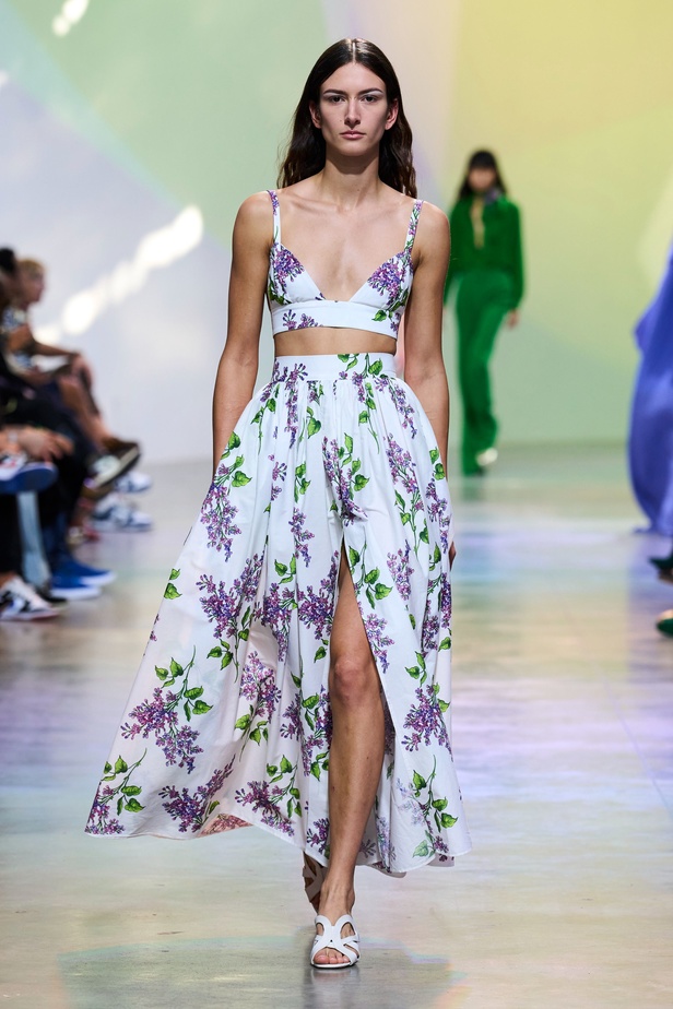 مجموعة Elie Saab لربيع وصيف 2023 تحاكي المرأة المعتدّة بخياراتها والفارضة لأنوثتها