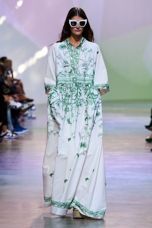 مجموعة Elie Saab لربيع وصيف 2023 تحاكي المرأة المعتدّة بخياراتها والفارضة لأنوثتها