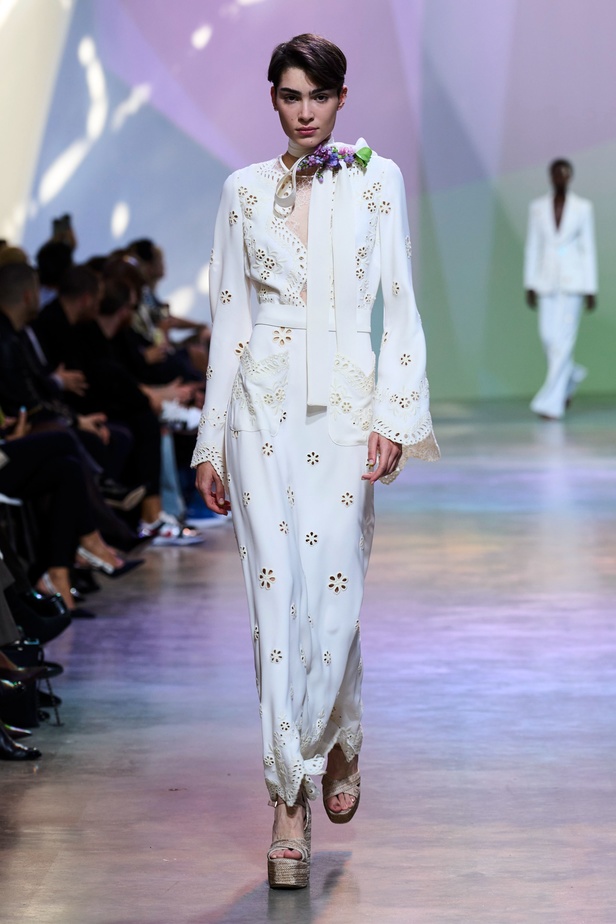 مجموعة Elie Saab لربيع وصيف 2023 تحاكي المرأة المعتدّة بخياراتها والفارضة لأنوثتها