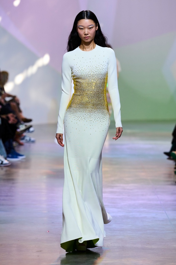 مجموعة Elie Saab لربيع وصيف 2023 تحاكي المرأة المعتدّة بخياراتها والفارضة لأنوثتها