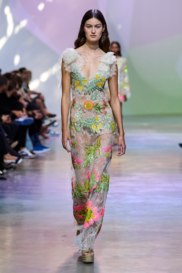 مجموعة Elie Saab لربيع وصيف 2023 تحاكي المرأة المعتدّة بخياراتها والفارضة لأنوثتها