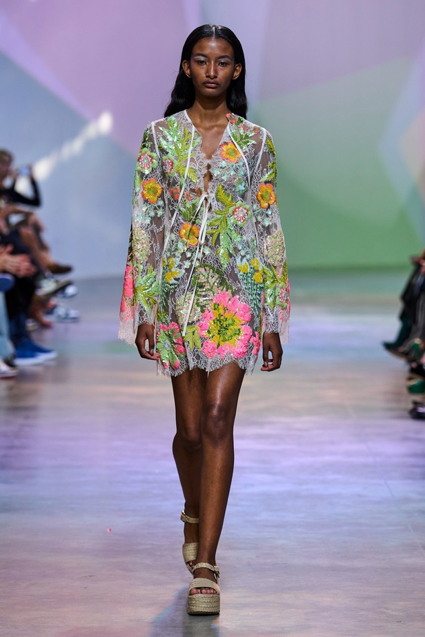 مجموعة Elie Saab لربيع وصيف 2023 تحاكي المرأة المعتدّة بخياراتها والفارضة لأنوثتها