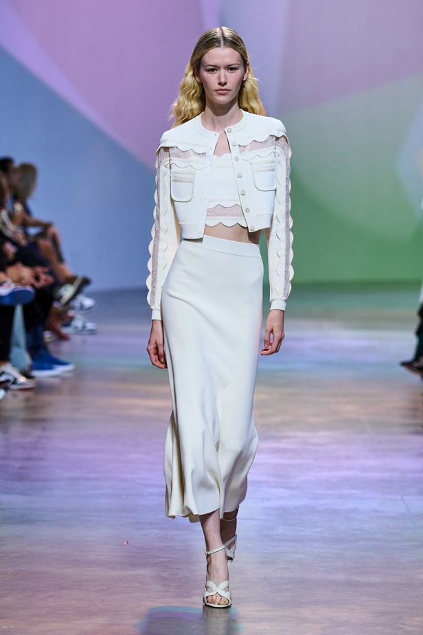 مجموعة Elie Saab لربيع وصيف 2023 تحاكي المرأة المعتدّة بخياراتها والفارضة لأنوثتها