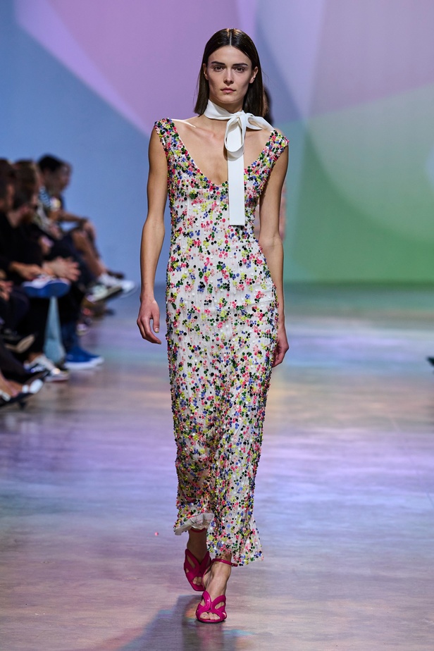 مجموعة Elie Saab لربيع وصيف 2023 تحاكي المرأة المعتدّة بخياراتها والفارضة لأنوثتها