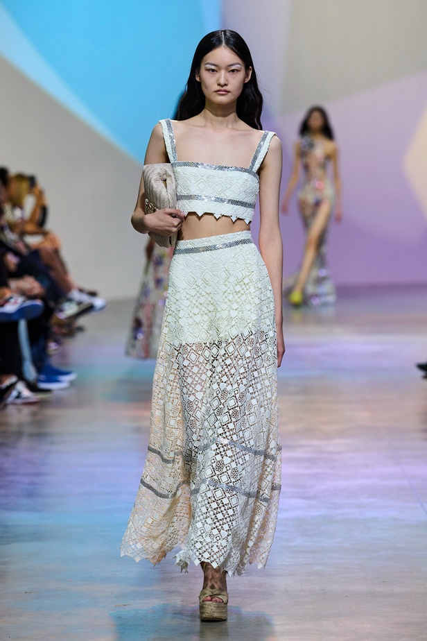 مجموعة Elie Saab لربيع وصيف 2023 تحاكي المرأة المعتدّة بخياراتها والفارضة لأنوثتها