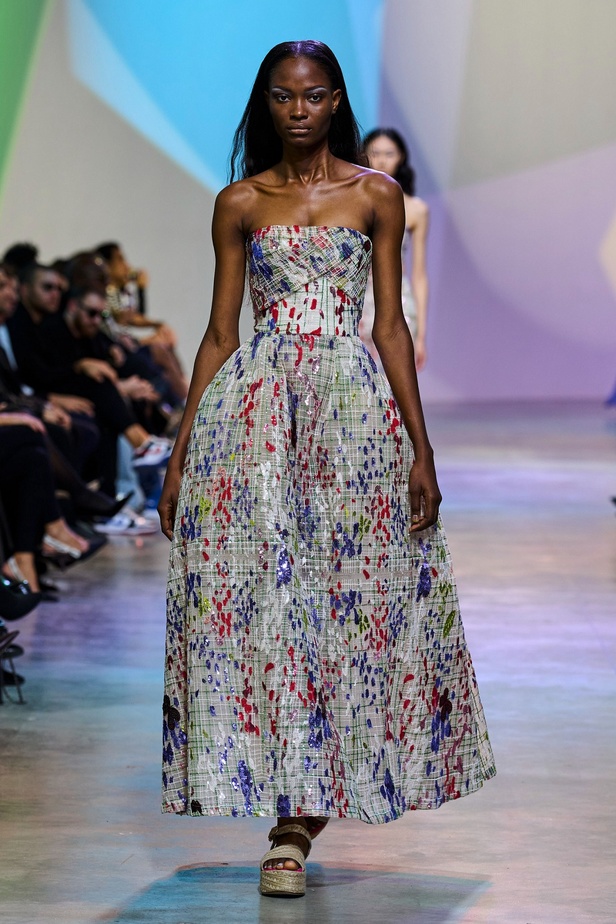 مجموعة Elie Saab لربيع وصيف 2023 تحاكي المرأة المعتدّة بخياراتها والفارضة لأنوثتها