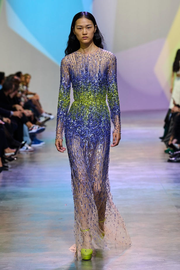 مجموعة Elie Saab لربيع وصيف 2023 تحاكي المرأة المعتدّة بخياراتها والفارضة لأنوثتها