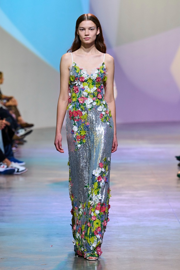 مجموعة Elie Saab لربيع وصيف 2023 تحاكي المرأة المعتدّة بخياراتها والفارضة لأنوثتها