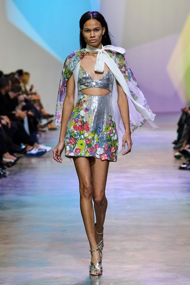 مجموعة Elie Saab لربيع وصيف 2023 تحاكي المرأة المعتدّة بخياراتها والفارضة لأنوثتها