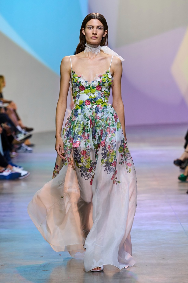 مجموعة Elie Saab لربيع وصيف 2023 تحاكي المرأة المعتدّة بخياراتها والفارضة لأنوثتها