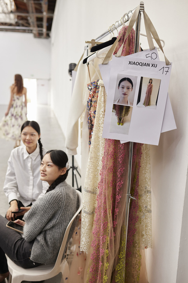 مجموعة Elie Saab لربيع وصيف 2023 تحاكي المرأة المعتدّة بخياراتها والفارضة لأنوثتها